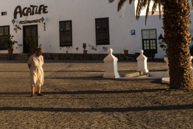 Lanzarote, Kanarya Adası 'ndaki iki ana kasabanın resimleri: Haria ve Teguise, ikisi de eski beyaz mimari ve basit yaşamla. Tipik yeşil pencereli ve kapılı beyaz evler.