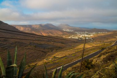 La Geria 'daki Lanzarote.Vineyard' da siyah volkanik kum üzerinde şarap yetiştirme manzarası. Üzümler volkanik kaynaklıdır Lanzarote 'un ana ürünlerinden biridir. Üzüm bağının etrafında birkaç şarap dükkanı bulabilirsin.