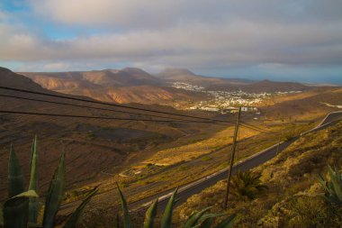 La Geria 'daki Lanzarote.Vineyard' da siyah volkanik kum üzerinde şarap yetiştirme manzarası. Üzümler volkanik kaynaklıdır Lanzarote 'un ana ürünlerinden biridir. Üzüm bağının etrafında birkaç şarap dükkanı bulabilirsin.