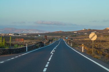 La Geria 'daki Lanzarote.Vineyard' da siyah volkanik kum üzerinde şarap yetiştirme manzarası. Üzümler volkanik kaynaklıdır Lanzarote 'un ana ürünlerinden biridir. Üzüm bağının etrafında birkaç şarap dükkanı bulabilirsin.