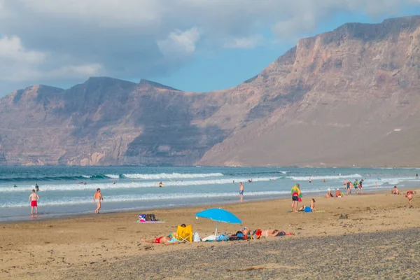 法玛拉海滩 兰萨罗特海岸上受欢迎的冲浪海滩 加那利群岛 西班牙 沙滩上的沙丘和人 — 图库照片