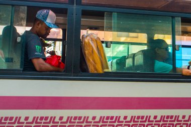 Papeete 'deki şehir merkezi manzarası, Fransız Polinezyası insanlarla ve renklerle dolu. Dünyanın en güzel tropikal adalarından birinde günlük yaşam 