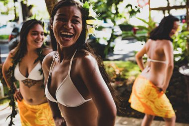 Geleneksel renkli kostümlü Polinezya Pasifik Adası Tahiti dans grubunun grup portresi Papeete 'de sarı ve yeşil dans, Fransız Polinezyası