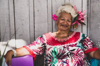  Papeete, Tahiti, Fransız Polinezyası 'nda yerel hediyelik eşya, el işi ve yiyecek satan büyük bir kamu pazarı olan tarihi pazar manzarası. İnsanlarla ve renklerle dolu..