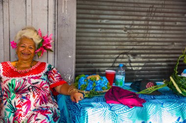  Papeete, Tahiti, Fransız Polinezyası 'nda yerel hediyelik eşya, el işi ve yiyecek satan büyük bir kamu pazarı olan tarihi pazar manzarası. İnsanlarla ve renklerle dolu..