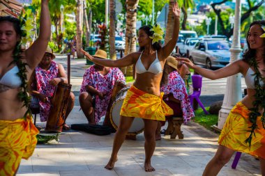 Geleneksel renkli kostümlü Polinezya Pasifik Adası Tahiti dans grubunun grup portresi Papeete 'de sarı ve yeşil dans, Fransız Polinezyası
