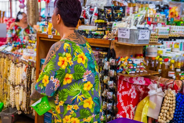  Papeete, Tahiti, Fransız Polinezyası 'nda yerel hediyelik eşya, el işi ve yiyecek satan büyük bir kamu pazarı olan tarihi pazar manzarası. İnsanlarla ve renklerle dolu..