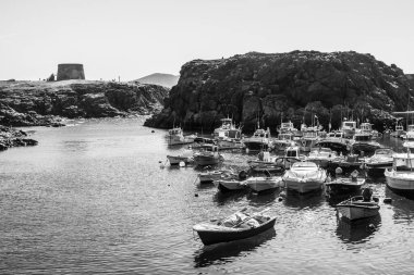 Panoramik volkanik dağların manzarası ve Atlantik Okyanusu, Coralejo kumulları ve Fuerteventura 'daki Gran Tarajal Limanı, Lanzarote 