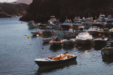 Panoramik volkanik dağların manzarası ve Atlantik Okyanusu, Coralejo kumulları ve Fuerteventura 'daki Gran Tarajal Limanı, Lanzarote 