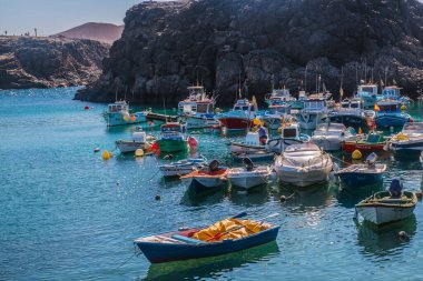 Panoramik volkanik dağların manzarası ve Atlantik Okyanusu, Coralejo kumulları ve Fuerteventura 'daki Gran Tarajal Limanı, Lanzarote 