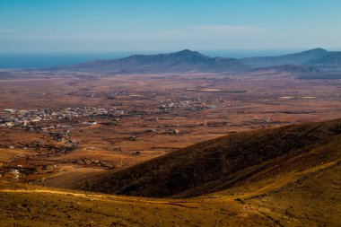 Panoramik volkanik dağların manzarası ve Atlantik Okyanusu, Coralejo kumulları ve Fuerteventura 'daki Gran Tarajal Limanı, Lanzarote 