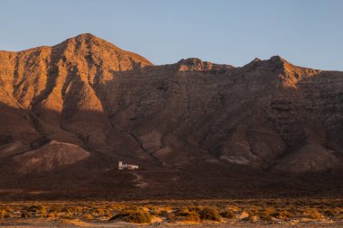 Panoramik volkanik dağların manzarası ve Atlantik Okyanusu, Coralejo kumulları ve Fuerteventura 'daki Gran Tarajal Limanı, Lanzarote 