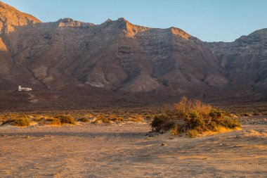 Panoramik volkanik dağların manzarası ve Atlantik Okyanusu, Coralejo kumulları ve Fuerteventura 'daki Gran Tarajal Limanı, Lanzarote 
