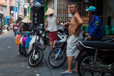 Saigon (Ho Chi Min City) sokakları mobiletler, motosikletler ve insanlarla doludur. 9 milyondan fazla insan, Vietnam 'ın en kalabalık şehri.