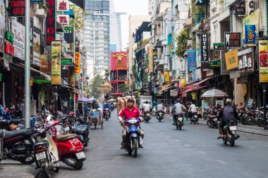 Saigon (Ho Chi Min City) sokakları mobiletler, motosikletler ve insanlarla doludur. 9 milyondan fazla insan, Vietnam 'ın en kalabalık şehri.