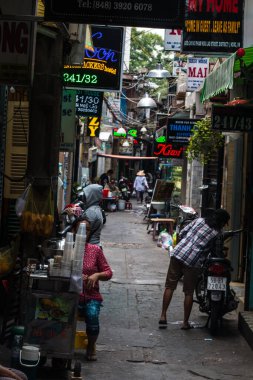 Saigon (Ho Chi Min City) sokakları mobiletler, motosikletler ve insanlarla doludur. 9 milyondan fazla insan, Vietnam 'ın en kalabalık şehri.