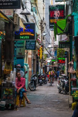 Saigon (Ho Chi Min City) sokakları mobiletler, motosikletler ve insanlarla doludur. 9 milyondan fazla insan, Vietnam 'ın en kalabalık şehri.