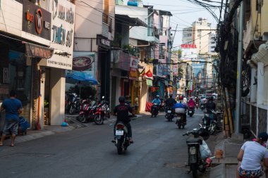 Saigon (Ho Chi Min City) sokakları mobiletler, motosikletler ve insanlarla doludur. 9 milyondan fazla insan, Vietnam 'ın en kalabalık şehri.
