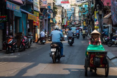 Saigon (Ho Chi Min City) sokakları mobiletler, motosikletler ve insanlarla doludur. 9 milyondan fazla insan, Vietnam 'ın en kalabalık şehri.