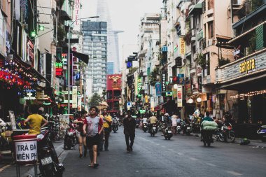 Saigon (Ho Chi Min City) sokakları mobiletler, motosikletler ve insanlarla doludur. 9 milyondan fazla insan, Vietnam 'ın en kalabalık şehri.