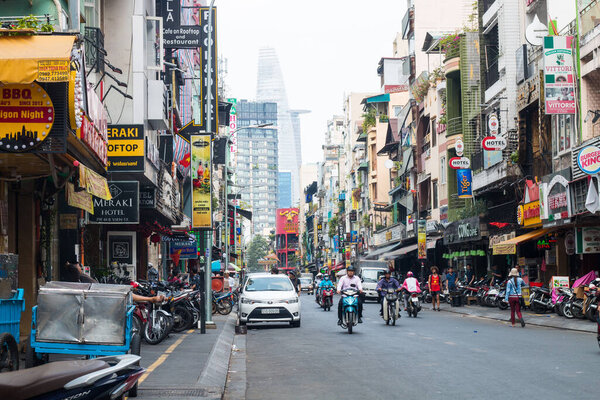 Улицы Сайгона (Хо Чи Мин Сити) переполнены скутерами, мотоциклами и людьми. Более 9 миллионов человек, это самый населенный город во Вьетнаме
