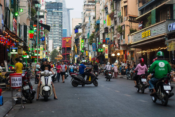 Улицы Сайгона (Хо Чи Мин Сити) переполнены скутерами, мотоциклами и людьми. Более 9 миллионов человек, это самый населенный город во Вьетнаме
