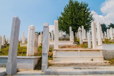 Şehitler Mezarlığı Kovaci: Şehrin yukarısındaki tepedeki Müslüman mezarlığının beyaz mezarları. Bosna Savaşı (1992-1995) sırasında toplam ölüm sayısı 110 bin kişiydi. Saraybosna ve Bosna-Hersek 