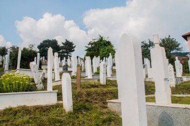 Şehitler Mezarlığı Kovaci: Şehrin yukarısındaki tepedeki Müslüman mezarlığının beyaz mezarları. Bosna Savaşı (1992-1995) sırasında toplam ölüm sayısı 110 bin kişiydi. Saraybosna ve Bosna-Hersek 