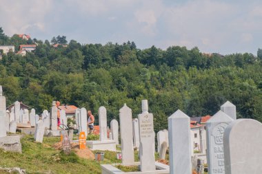 Şehitler Mezarlığı Kovaci: Şehrin yukarısındaki tepedeki Müslüman mezarlığının beyaz mezarları. Bosna Savaşı (1992-1995) sırasında toplam ölüm sayısı 110 bin kişiydi. Saraybosna ve Bosna-Hersek 