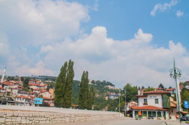 Şehitler Mezarlığı Kovaci: Şehrin yukarısındaki tepedeki Müslüman mezarlığının beyaz mezarları. Bosna Savaşı (1992-1995) sırasında toplam ölüm sayısı 110 bin kişiydi. Saraybosna ve Bosna-Hersek 