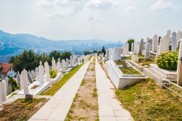Hřbitov Mučedníků Kovaci Bílé Hroby Muslimského Hřbitova Kopci Nad Městem — Stock fotografie