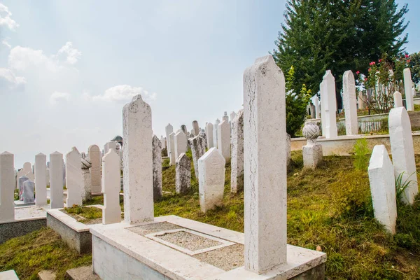 Cemitério Dos Mártires Kovaci Sepulturas Brancas Cemitério Muçulmano Colina Acima — Fotografia de Stock