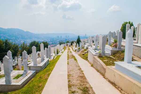 Hřbitov Mučedníků Kovaci Bílé Hroby Muslimského Hřbitova Kopci Nad Městem — Stock fotografie