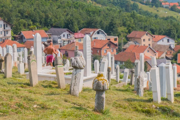 Cmentarz Męczenników Kovaci Białe Groby Muzułmańskiego Cmentarza Wzgórzu Nad Miastem — Zdjęcie stockowe