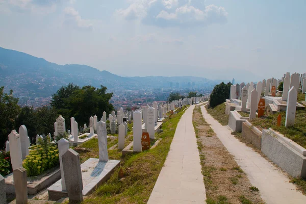 Кладбище Мучеников Ковачи Белые Могилы Мусульманского Кладбища Холме Над Городом — стоковое фото