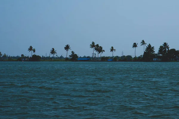 Pequeñas Casas Pueblo Local Situado Junto Remanso Kerala Día Soleado — Foto de Stock