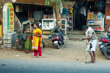 Kerala 'daki Kochin koloni şehrinde renkli eski bir ev. Yol, konut binaları ve şehir merkezinde yaşayan insanlar. Güzel Hintli kadın portresi.