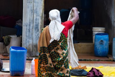 Veli Kalesi 'ndeki Dhobi Khana' da, Tamil dili konuşan Vannan cemaatinin çamaşır yıkadığı yerde, geleneksel olarak halk tarafından uygulanan bir meslek. Hindistan 'ın Cochin kentinde güneş ışığında kurutulan giysileri elle yıkıyor..