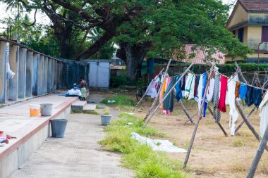 Veli Kalesi 'ndeki Dhobi Khana' da, Tamil dili konuşan Vannan cemaatinin çamaşır yıkadığı yerde, geleneksel olarak halk tarafından uygulanan bir meslek. Hindistan 'ın Cochin kentinde güneş ışığında kurutulan giysileri elle yıkıyor..