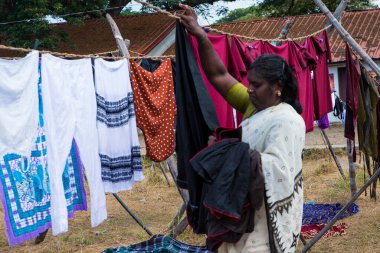 Veli Kalesi 'ndeki Dhobi Khana' da, Tamil dili konuşan Vannan cemaatinin çamaşır yıkadığı yerde, geleneksel olarak halk tarafından uygulanan bir meslek. Hindistan 'ın Cochin kentinde güneş ışığında kurutulan giysileri elle yıkıyor..