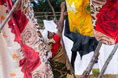 Veli Kalesi 'ndeki Dhobi Khana' da, Tamil dili konuşan Vannan cemaatinin çamaşır yıkadığı yerde, geleneksel olarak halk tarafından uygulanan bir meslek. Hindistan 'ın Cochin kentinde güneş ışığında kurutulan giysileri elle yıkıyor..