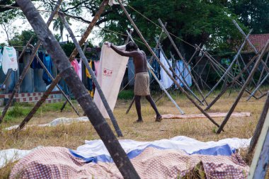 Veli Kalesi 'ndeki Dhobi Khana' da, Tamil dili konuşan Vannan cemaatinin çamaşır yıkadığı yerde, geleneksel olarak halk tarafından uygulanan bir meslek. Hindistan 'ın Cochin kentinde güneş ışığında kurutulan giysileri elle yıkıyor..
