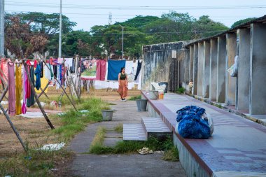 Veli Kalesi 'ndeki Dhobi Khana' da, Tamil dili konuşan Vannan cemaatinin çamaşır yıkadığı yerde, geleneksel olarak halk tarafından uygulanan bir meslek. Hindistan 'ın Cochin kentinde güneş ışığında kurutulan giysileri elle yıkıyor..