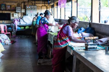 Veli Kalesi 'ndeki Dhobi Khana' da, Tamil dili konuşan Vannan cemaatinin çamaşır yıkadığı yerde, geleneksel olarak halk tarafından uygulanan bir meslek. Hindistan 'ın Cochin kentinde güneş ışığında kurutulan giysileri elle yıkıyor..