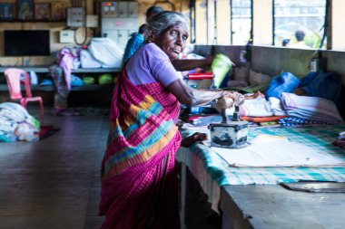 Veli Kalesi 'ndeki Dhobi Khana' da, Tamil dili konuşan Vannan cemaatinin çamaşır yıkadığı yerde, geleneksel olarak halk tarafından uygulanan bir meslek. Hindistan 'ın Cochin kentinde güneş ışığında kurutulan giysileri elle yıkıyor..