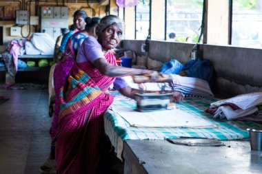 Veli Kalesi 'ndeki Dhobi Khana' da, Tamil dili konuşan Vannan cemaatinin çamaşır yıkadığı yerde, geleneksel olarak halk tarafından uygulanan bir meslek. Hindistan 'ın Cochin kentinde güneş ışığında kurutulan giysileri elle yıkıyor..