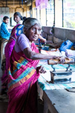 Veli Kalesi 'ndeki Dhobi Khana' da, Tamil dili konuşan Vannan cemaatinin çamaşır yıkadığı yerde, geleneksel olarak halk tarafından uygulanan bir meslek. Hindistan 'ın Cochin kentinde güneş ışığında kurutulan giysileri elle yıkıyor..