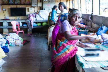 Veli Kalesi 'ndeki Dhobi Khana' da, Tamil dili konuşan Vannan cemaatinin çamaşır yıkadığı yerde, geleneksel olarak halk tarafından uygulanan bir meslek. Hindistan 'ın Cochin kentinde güneş ışığında kurutulan giysileri elle yıkıyor..