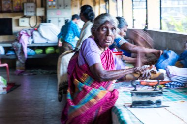 Veli Kalesi 'ndeki Dhobi Khana' da, Tamil dili konuşan Vannan cemaatinin çamaşır yıkadığı yerde, geleneksel olarak halk tarafından uygulanan bir meslek. Hindistan 'ın Cochin kentinde güneş ışığında kurutulan giysileri elle yıkıyor..