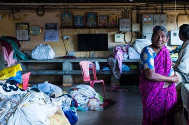 Veli Kalesi 'ndeki Dhobi Khana' da, Tamil dili konuşan Vannan cemaatinin çamaşır yıkadığı yerde, geleneksel olarak halk tarafından uygulanan bir meslek. Hindistan 'ın Cochin kentinde güneş ışığında kurutulan giysileri elle yıkıyor..